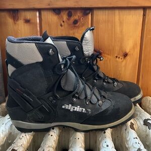Alpina backcountry ski boot